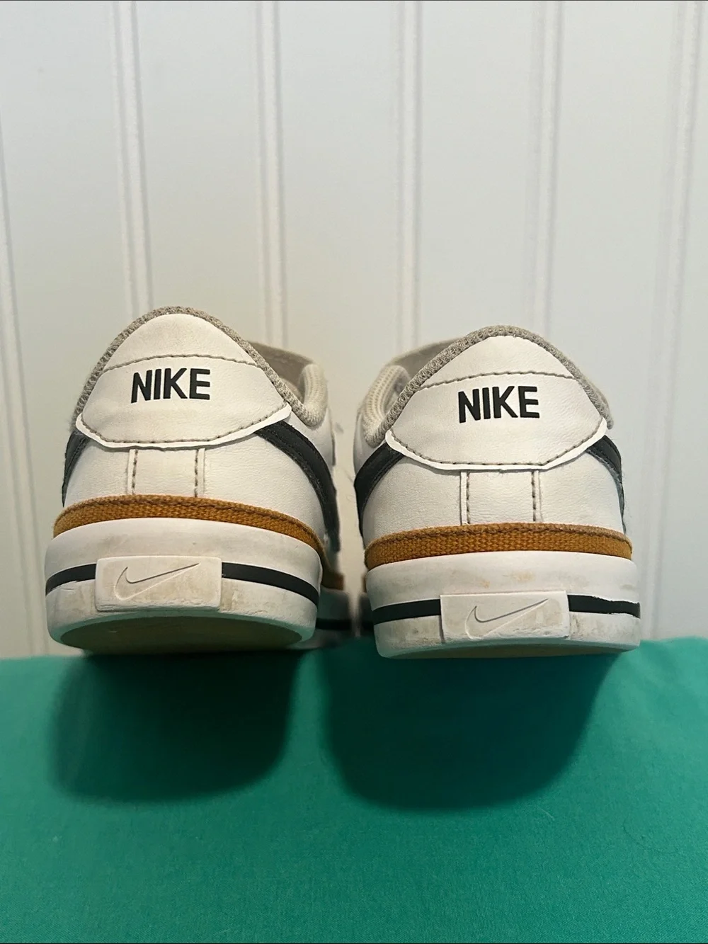 Nike Court Legacy -Tennis style shoe- SZ: 1Y